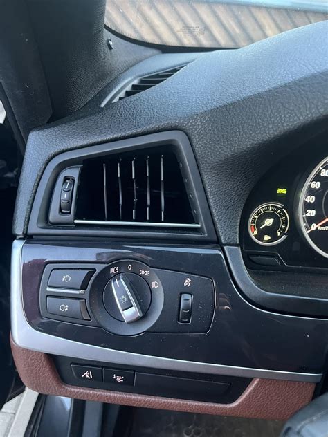 Tematinė nuotrauka automobilio salono ir kondicionieriaus grotelių