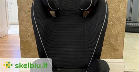 Iplyšusi odinė automobilio sėdynė prieš restauravimą