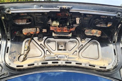 Konfiskuotas automobilis su konfiskavimo ženklais