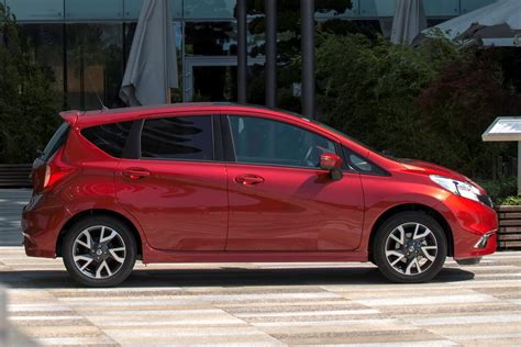 Išmaniojo Nissan Note rakto korpuso atidarymas plokščiu atsuktuvu