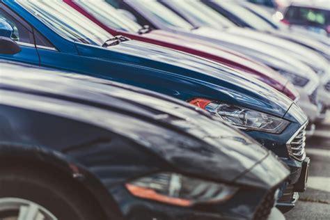 Naujų mokomųjų automobilių nuotrauka