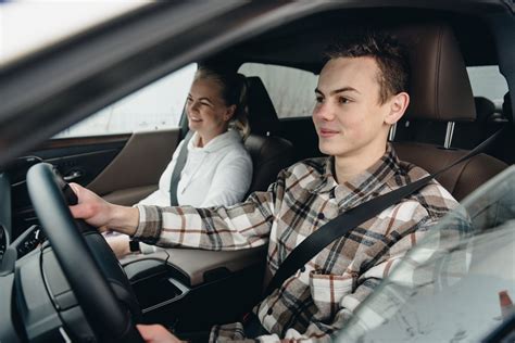 Tematinė nuotrauka, vaizduojanti vairuotoją, nervingai laikantį vairą