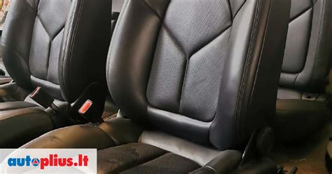 Teminis automobilio salonas žiemos metu su šildomomis sėdynėmis