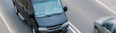 Tematinė nuotrauka: žmogus, vairuojantis lengvąjį automobilį arba mikroautobusą mieste