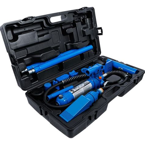 Nuotrauka: autoserviso darbuotojas, atliekantis kėbulo remonto darbus su specializuota įranga.