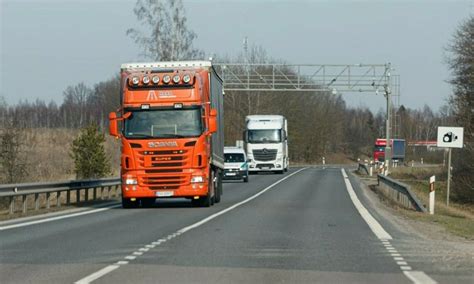 Sunkvežimis važiuojantis Belgijos greitkeliu, su nuoroda į kelių mokesčių sistemą