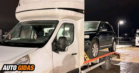 Traliukas su gabenamu automobiliu