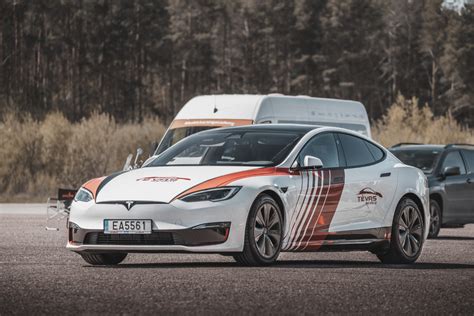 Infografika: Tesla Model S Plaid specifikacijos ir Nemuno žiedo trasa