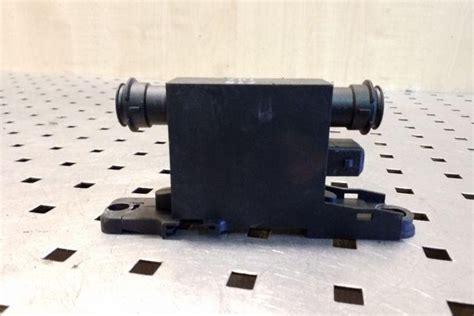 Schematinis Audi A8 centrinio užrakto ir bagažinės atidarymo mechanizmo pavaizdavimas