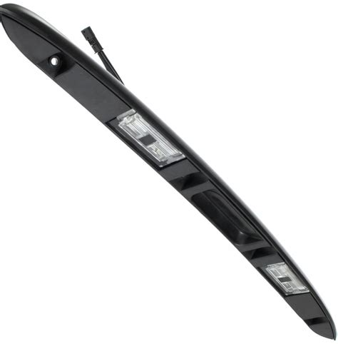 scheminė iliustracija su BMW X5 E53 bagažinės dangčio zona, kurioje pavaizduoti numerio apšvietimo žibintai