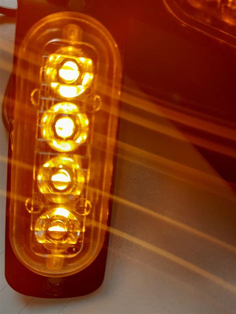 nuotrauka su skirtingomis LED lemputėmis numerio apšvietimui, pavaizduotos CANbus funkcijos ir skirtingos spalvos temperatūros