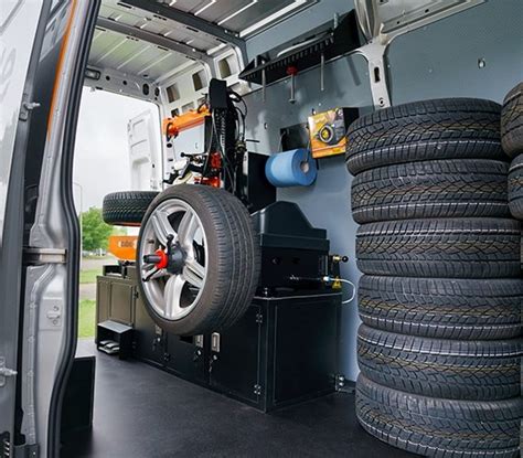Mobilus padangų serviso mikroautobusas su įranga