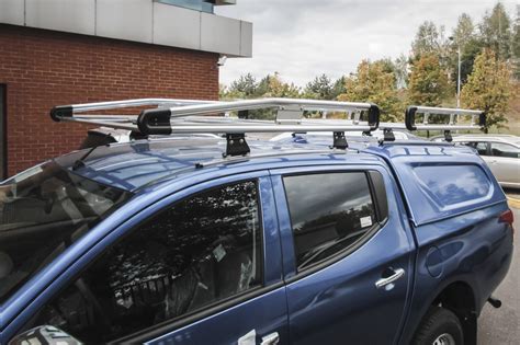 Nuotrauka su įvairiais automobilio stogo bagažinės priedais ir tvirtinimo elementais