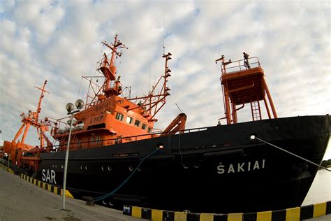 Didelio laivo vairo atramos kėlimo ir nuleidimo operacija