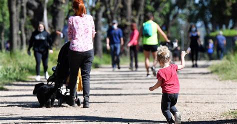 Motociklininkų šeima su vaikais dėvi pilną apsaugos komplektą