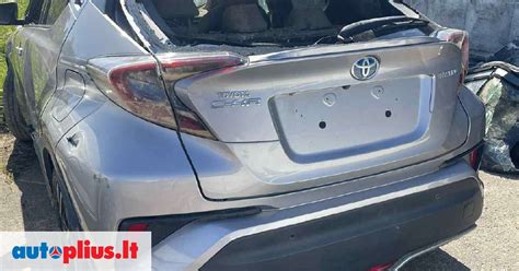 Avarijoje sudaužytas „Toyota C-HR“ automobilis