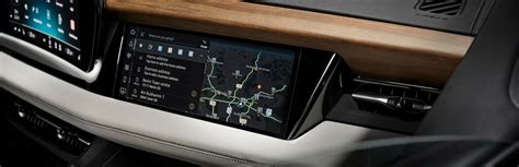 Nuotrauka, iliustruojanti mygtukų vietą Audi multimedijos sistemoje, skirtą informacijai apie sistemos versiją gauti.