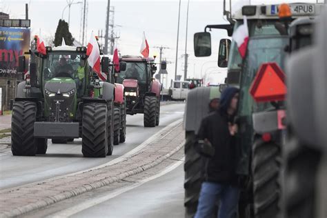 Sunkvežimis važiuojantis per Europą, su Lietuvos ir Anglijos vėliavomis