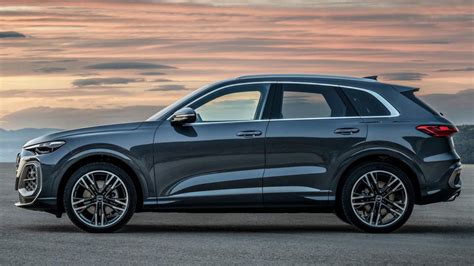Audi Q5 su stilingais lietais ratlankiais, stovintis saulėtame mieste