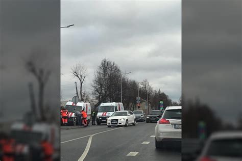 Eismo įvykio vieta su policijos ir gelbėjimo tarnybų automobiliais