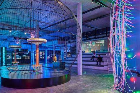 panoraminė nuotrauka, kurioje matomas platus Molėtų technikos muziejaus eksponatų asortimentas lauke ir angaruose