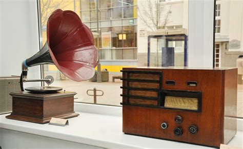 detalių nuotrauka su senoviniais radijo imtuvais ir televizoriais interaktyvioje ekspozicijoje