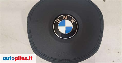 Nuotrauka su įvairių BMW modelių salono detalėmis, pavyzdžiui, odinėmis sėdynėmis, apdailos elementais, vairu.