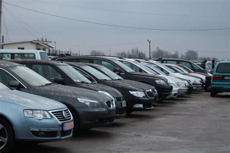 Teminė nuotrauka: įvairūs automobiliai pardavimui automobilių turguje arba aikštelėje Biržuose