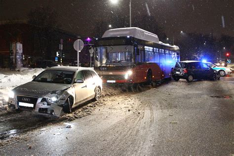 Šildomas autobusas avarijos vietoje Lenkijoje teikiant pagalbą nukentėjusiems