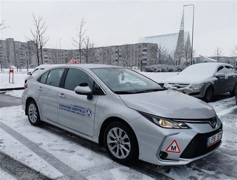J. Rinkevičiaus vairavimo mokyklos fasadas arba automobiliai