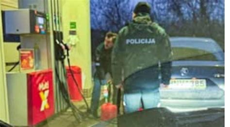 Tematinė nuotrauka: žmogus pučia padangą degalinėje
