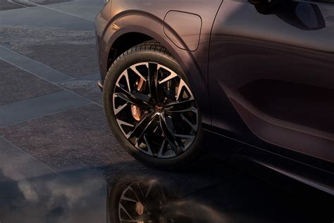 Vaizdas su naujojo Renault Scenic modeliu, demonstruojantis jo išorinį dizainą ir 20 colių ratlankius.