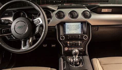 Salono interjeras su 8,7 colių lietimui jautriu ekranu ir stumdoma centrine konsolė.