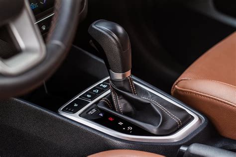 Mazda 3 automobilio automatinės pavarų dėžės svirties ir aplinkos vaizdas