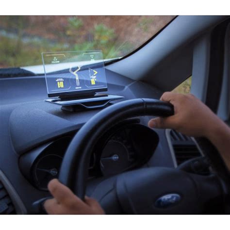 Automobilio salono vaizdas su pritvirtintu GPS navigacijos laikikliu ant priekinio stiklo