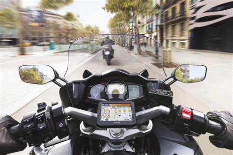 Motociklo vairo vaizdas su pritvirtintu GPS navigacijos laikikliu