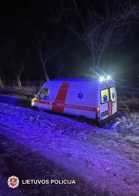 Teminė greitosios pagalbos automobilio nuotrauka kelyje