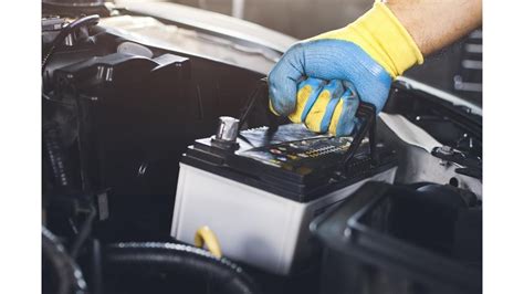 Mechanikas, dirbantis su automobilio varikliu