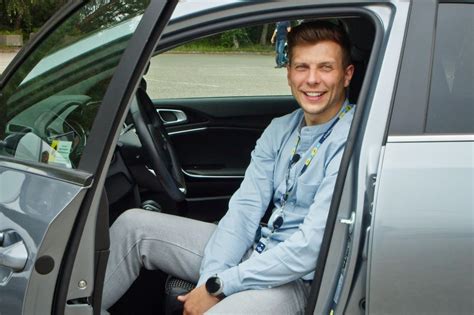 Tematinė iliustracija: žmogus ruošiasi vairavimo egzaminui, studijuoja KET, sėdi automobilyje su instruktoriumi