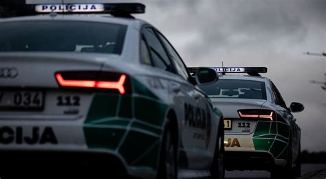 Tematinė nuotrauka: automobilis, kuriam remontuojama kėbulo žala, su draudimo poliso simboliu.