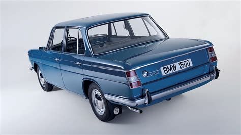 Istorinis BMW 1500 modelis, simbolizuojantis 