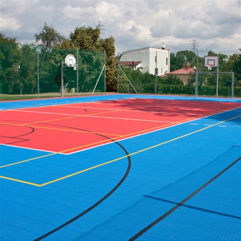 Koliažas, iliustruojantis senų padangų perdirbimo procesą ir galutinius perdirbtus produktus (pvz., sporto aikštelių danga, trinkelės)