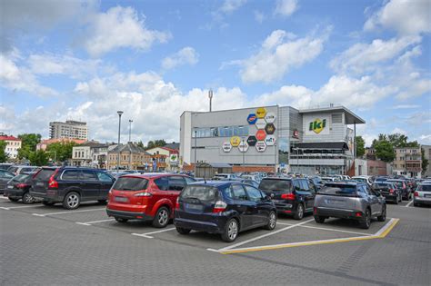 automobilių aikštelė su daugybe senų, apgadintų automobilių
