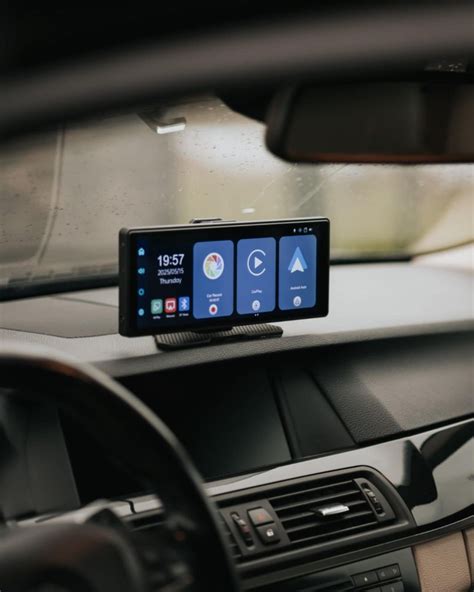 Grafinis pavyzdys, kaip Apple CarPlay atrodo ant automobilio multimedijos ekrano.