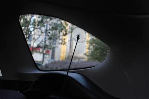 Paveikslėlis, iliustruojantis pažeistą automobilio žibintą su įtrūkimais ar nuskilimu