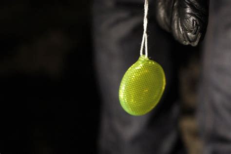 Pėstysis su atšvaitu einantis kelkraščiu tamsiu paros metu