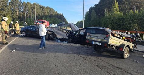 Nuotrauka su automobilio „Audi A3“ liekanomis po avarijos