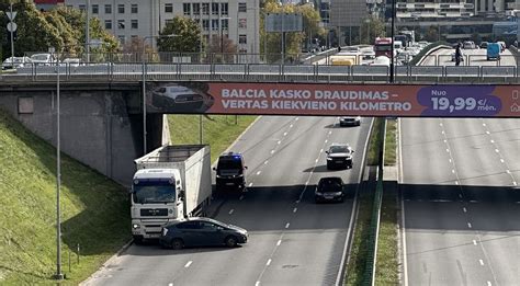 Avarijos vieta Vilniaus Aguonų gatvėje su apgadintais automobiliais