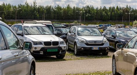 Teminė nuotrauka, vaizduojanti naudotus automobilius automobilių aikštelėje Alytuje