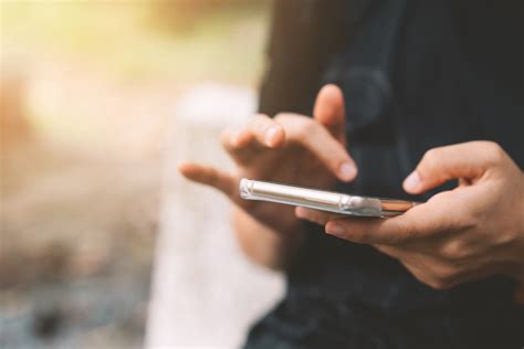 Tematinė nuotrauka: žmogus, apmokantis parkavimą išmaniuoju telefonu